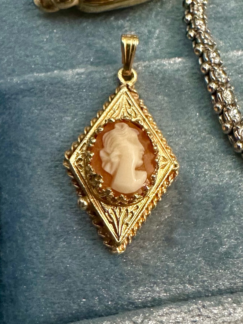 14k Solid Gold Coral Cameo Locket Pendant Charm Vintage Mid Century 3.95 Grams